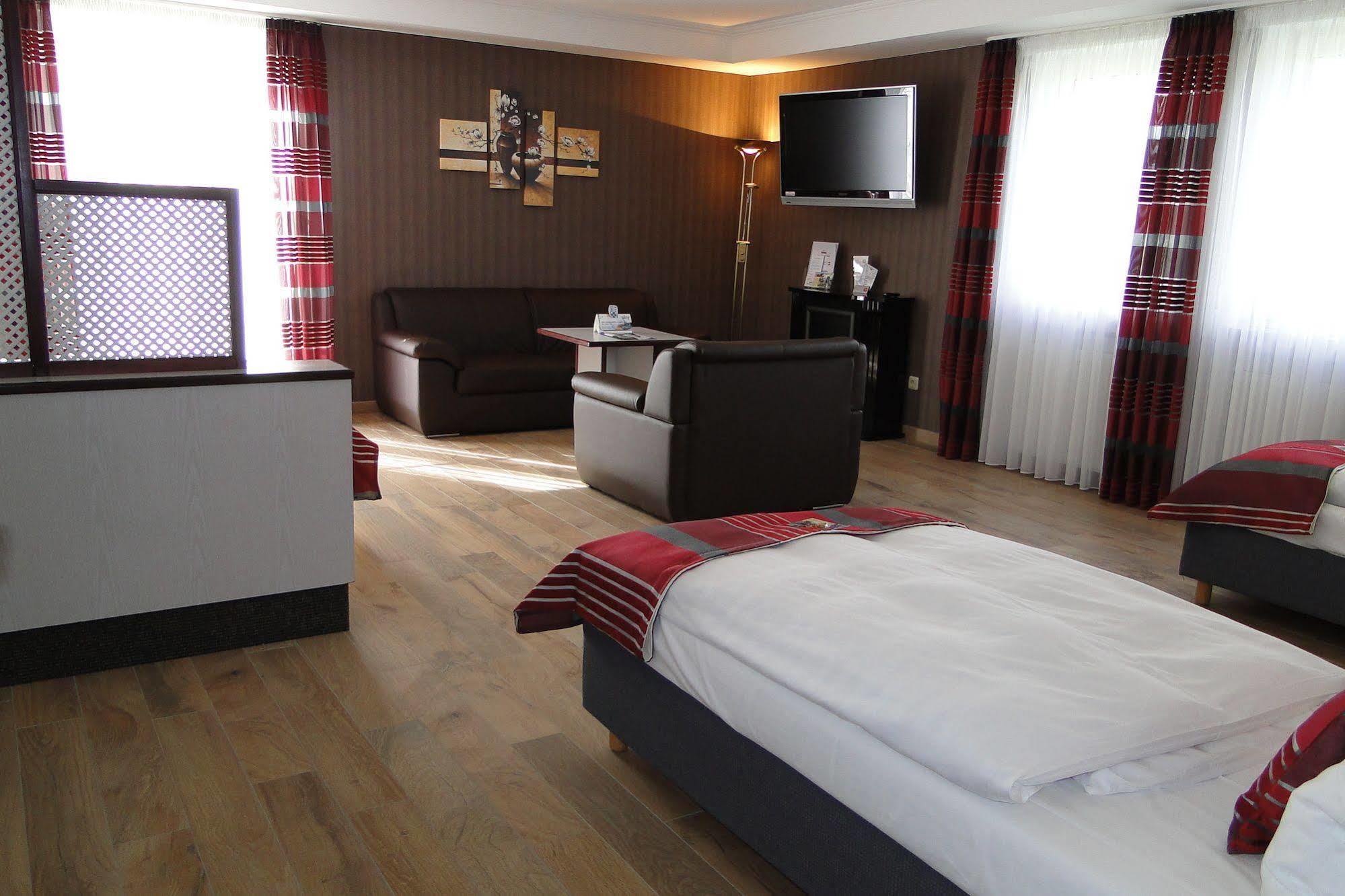 Hotel Rhoener Land Garni - Bed & Breakfast Oberthulba Dış mekan fotoğraf